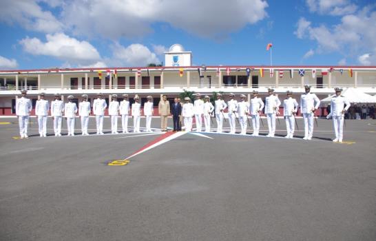 Danilo Medina preside graduación de 19 oficiales navales