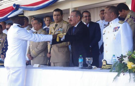 Danilo Medina preside graduación de 19 oficiales navales