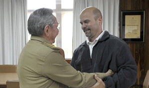 EE.UU. detiene para expulsi&oacute;n a supuesto agente subversivo cubano y su familia