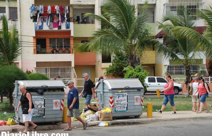 Turistas caminan entre la basura de Santo Domingo Este