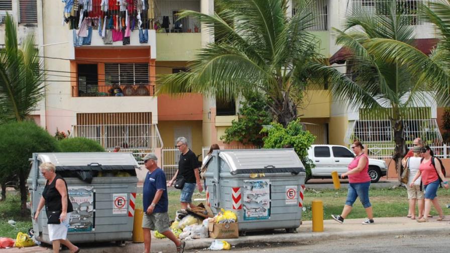 Turistas caminan entre la basura de Santo Domingo Este Turistas caminan entre la basura de Santo Domingo Este
