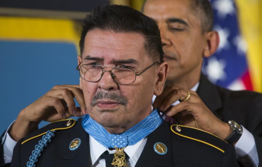 Obama corrige historia y concede Medallas de Honor a 17 veteranos hispanos