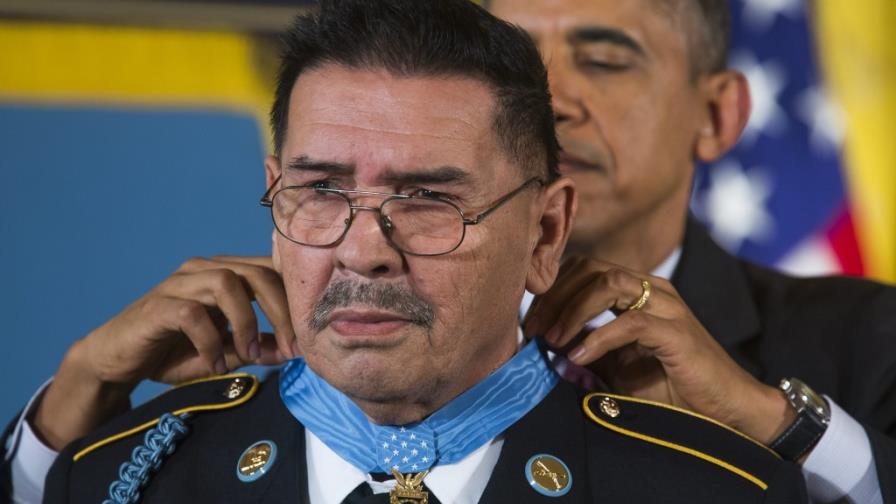 Obama corrige historia y concede Medallas de Honor a 17 veteranos hispanos Obama corrige historia y concede Medallas de Honor a 17 veteranos hispanos