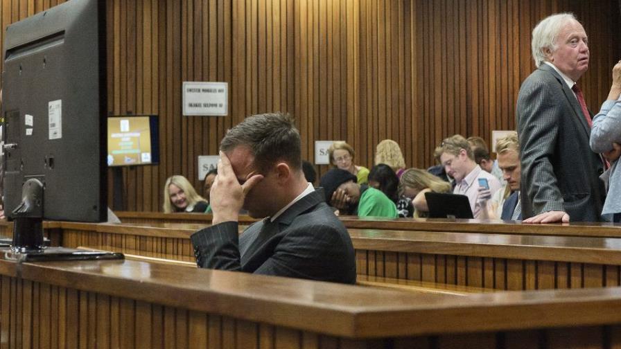 Novia de Oscar Pistorius estaba de pies recibió los disparos