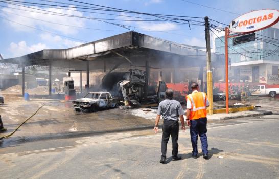 Explosión en planta de gas de Santiago destruye varios vehículos
