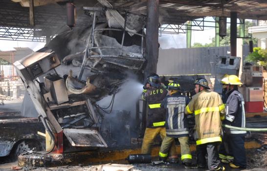 Explosión en planta de gas de Santiago destruye varios vehículos