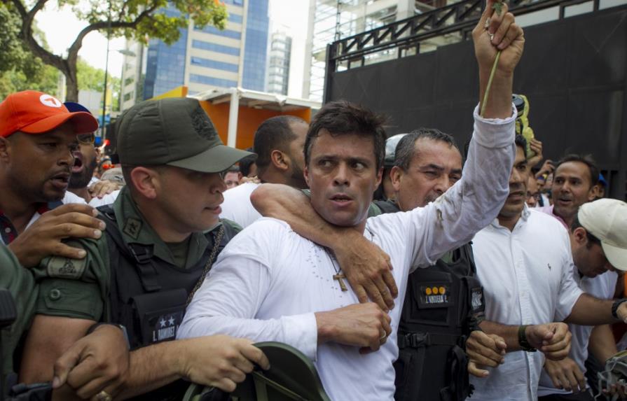Opositores venezolanos piden liberación de López tras dos meses de su detención