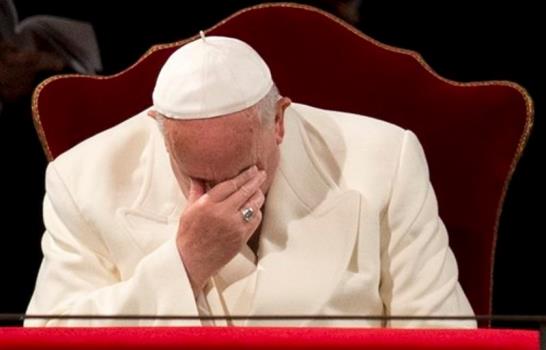 El papa Francisco encabeza la procesión del Viacrucis