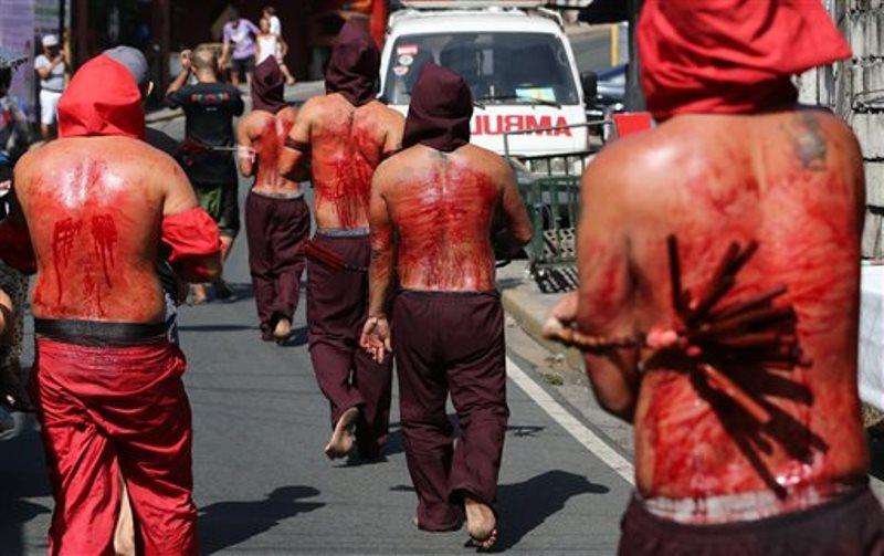 Filipinos se crucifican de verdad en Viernes Santo