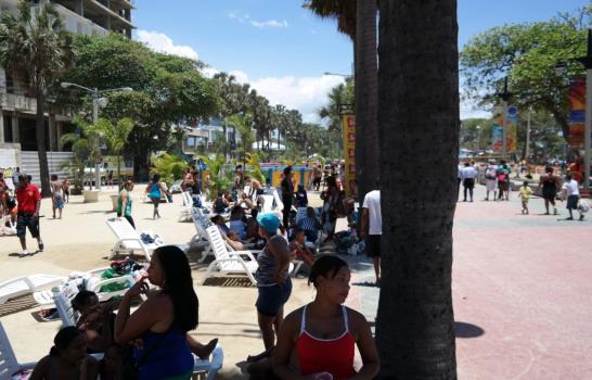 Capitaleños acuden a Güibia a recrearse y a bañarse en las piscinas