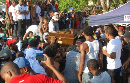 Alcohol, droga, tiros y bombas lacrimógenas en el entierro de Monkey Black