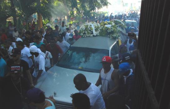 Alcohol, droga, tiros y bombas lacrimógenas en el entierro de Monkey Black