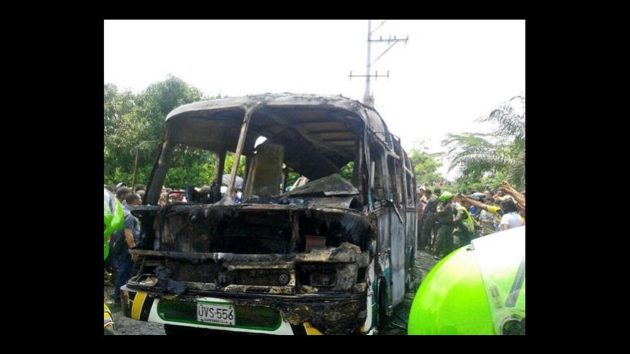 Sube a 32 cifra de niños muertos en incendio de autobús en Colombia