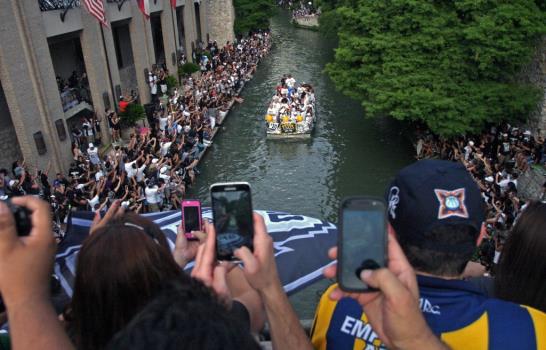 San Antonio Spurs festejan con aficionados su 5to título en la NBA