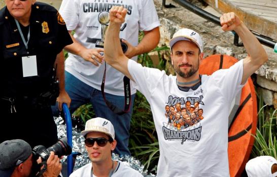 San Antonio Spurs festejan con aficionados su 5to título en la NBA