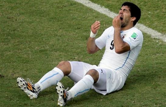 Barcelona presenta a Suárez quien promete mordiscos, nunca más