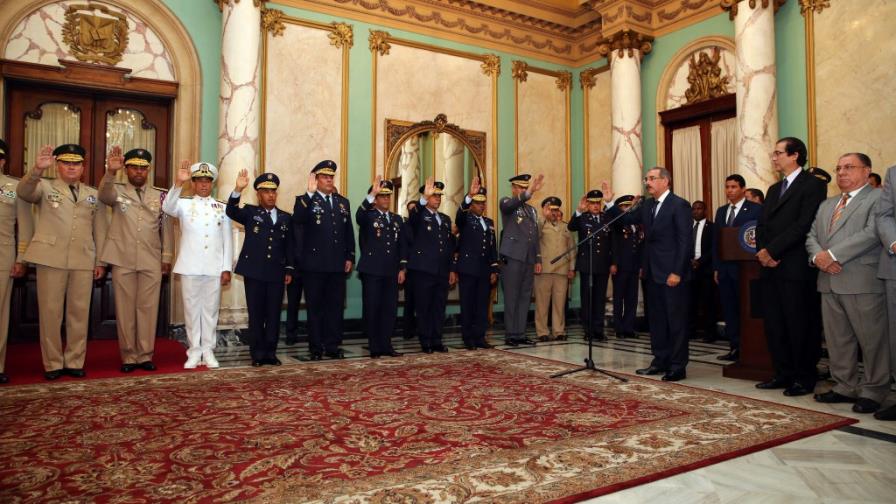 Danilo Medina juramenta a los nuevos jerarcas militares Danilo Medina juramenta a los nuevos jerarcas militares