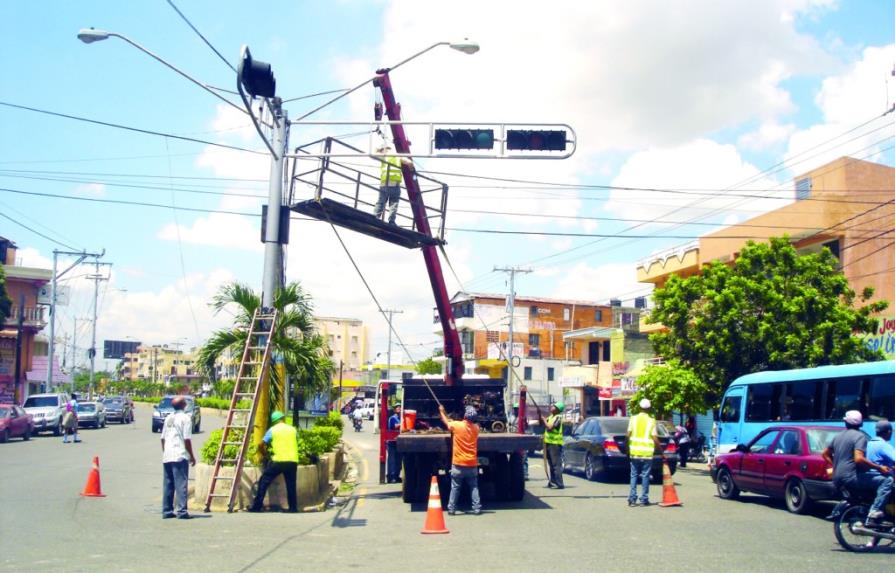 La Amet repara semáforos de Santo Domingo Este
