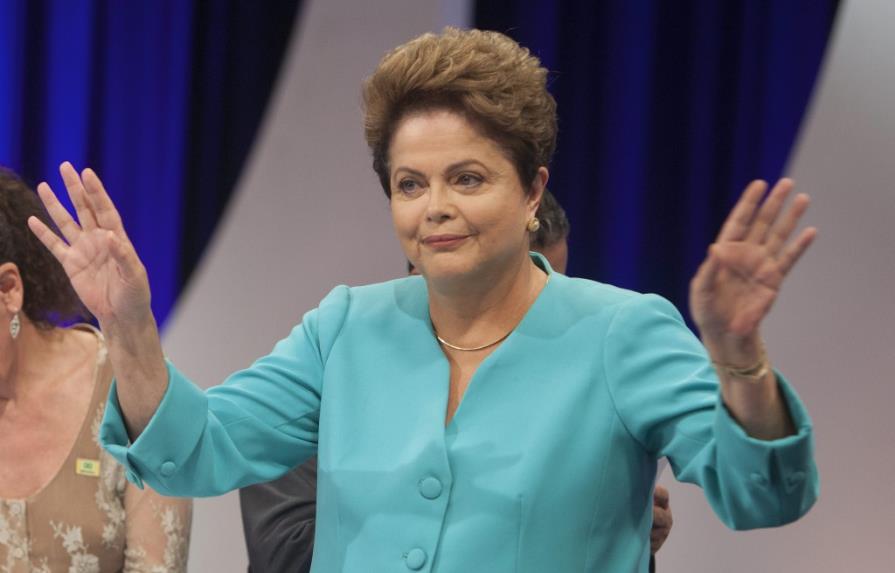Rousseff admite desvío de recursos en Petrobras y buscará resarcimiento