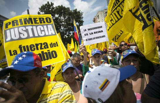 Venezuela reclama paz dividida entre chavistas y opositores