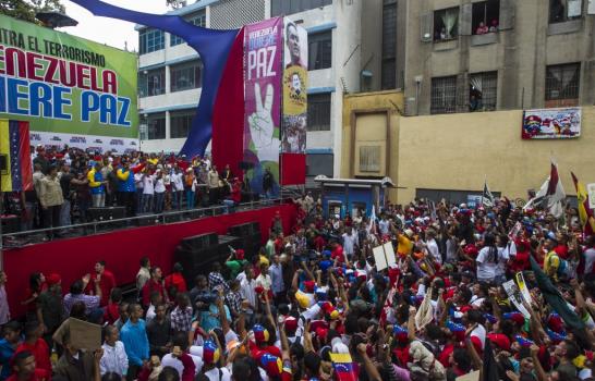 Venezuela reclama paz dividida entre chavistas y opositores