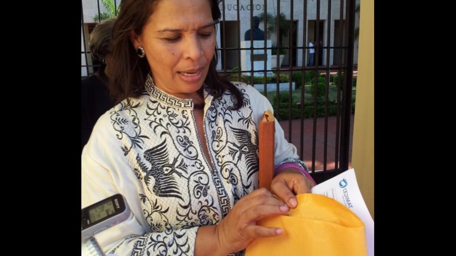 No puede pagar una cirugía a su hija