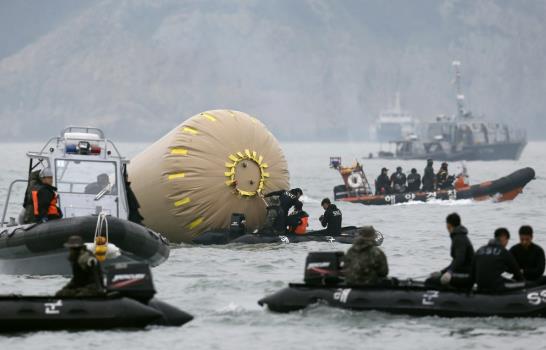 Las posibilidades de hallar supervivientes se hunden con el buque surcoreano