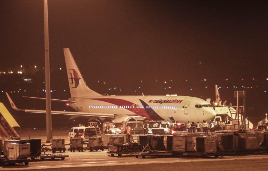 Avión de Malaysia Airlines aterriza de emergencia