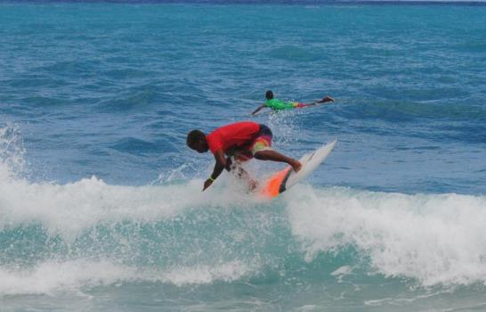 Surfistas de La Terrena y Cabarete arrasan en la clasificación del Barahona International Surf Championship