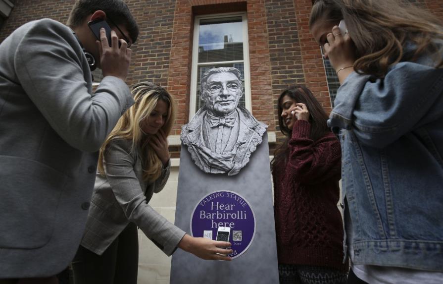 Londres: Estatuas llaman por teléfono