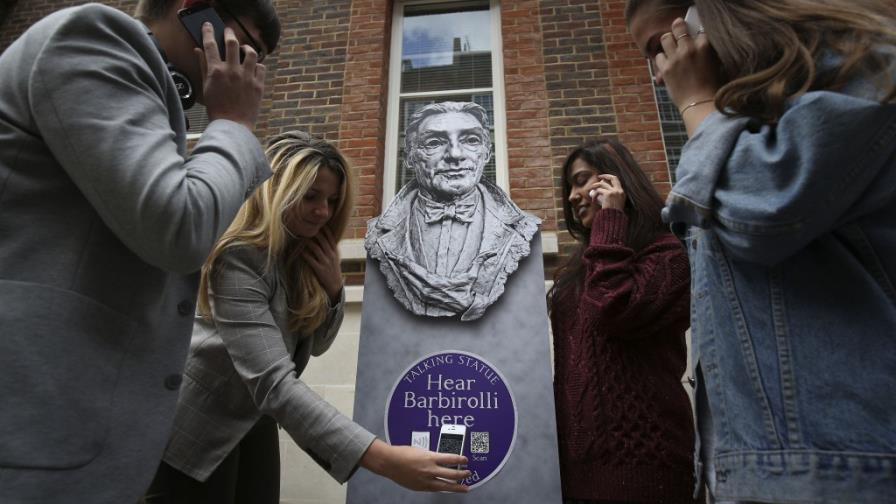 Londres: Estatuas llaman por teléfono Londres: Estatuas llaman por teléfono