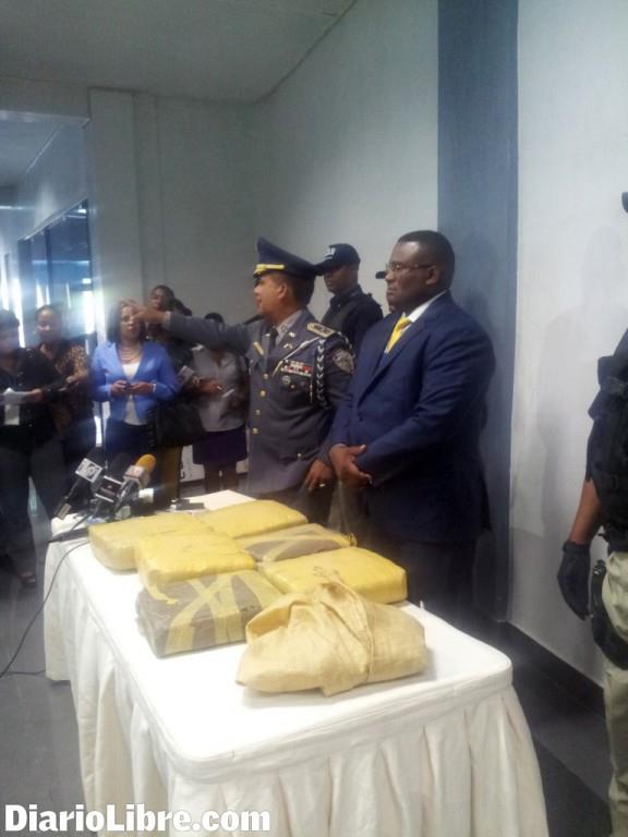 La Policía Nacional decomisa US$37 mil y 27 kilos de droga en el Gran Santo Domingo