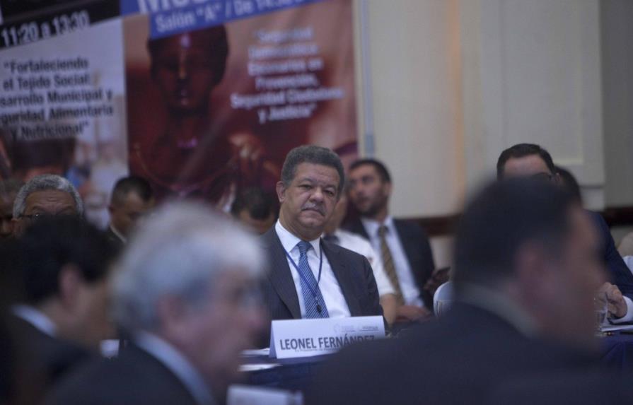 Expresidente Fernández dice que hace falta un nuevo modelo de desarrollo