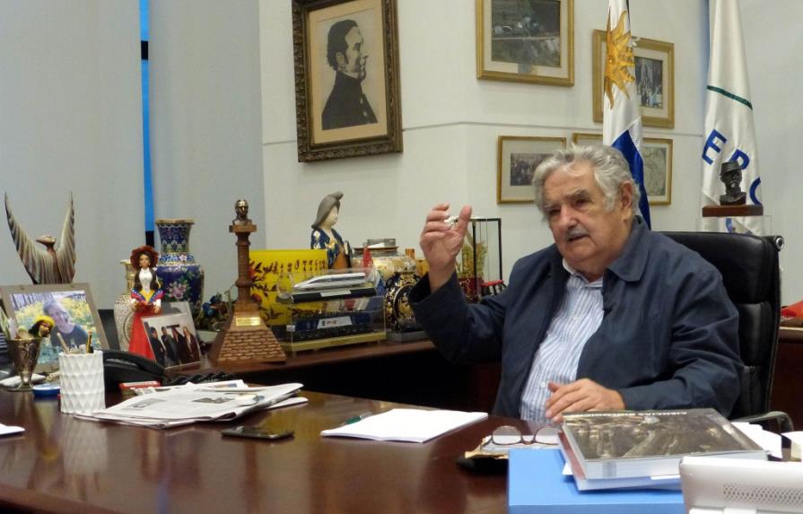 Mujica lamenta desperdicio de comida mientras hay niños que mueren de hambre