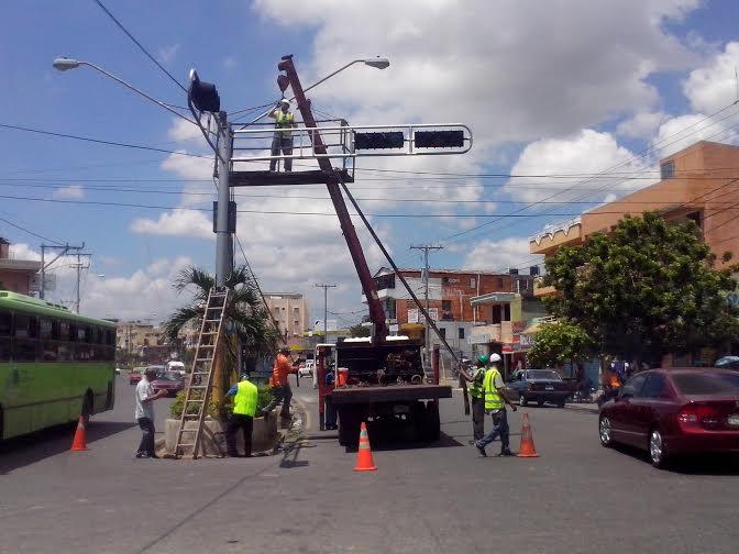 Autoridades anuncian iniciativas para mejorar tráfico en Santo Domingo Este
