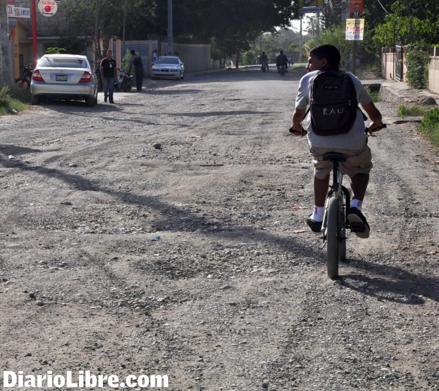 Piden reparar calles destruidas en barrios Santiago