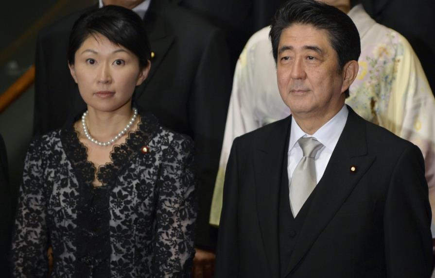 Dimite ministra japonesa de Economía por uso ilegal de fondos