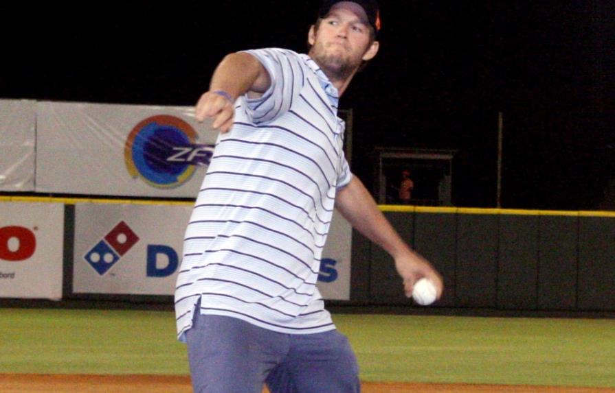 Clayton Kershaw realizó lanzamiento de honor en béisbol de República Dominicana