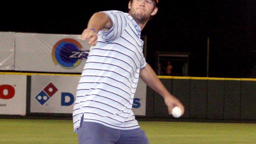 Clayton Kershaw realizó lanzamiento de honor en béisbol de República Dominicana