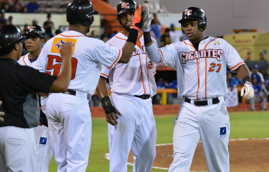Estrellas y Gigantes vencen a Escogio y Licey en el béisbol de República Dominicana