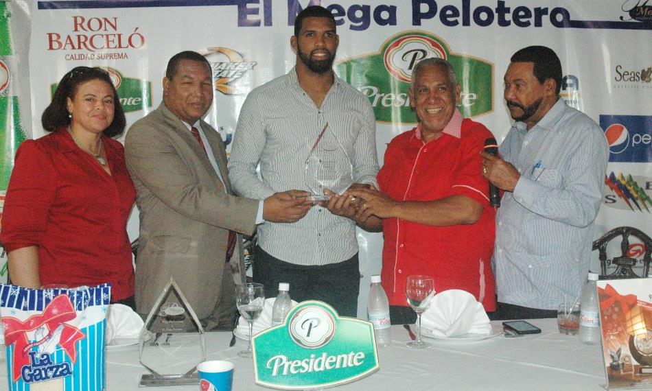 Raúl Valdez es seleccionado como El Mega Pelotero; reconocen a Carlos Peguero de los Gigantes