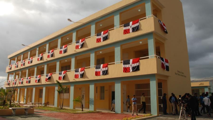 Asegura que terminarán las escuelas en julio