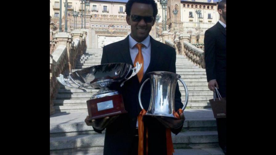 Víctor Batista muestra talento del voleibol por el mundo Víctor Batista muestra talento del voleibol por el mundo