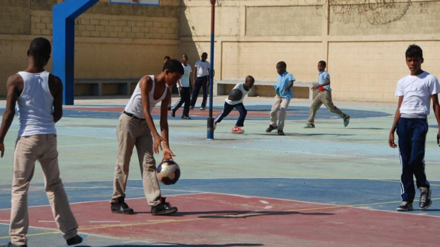 La Perú utiliza pelota de fútbol por la de básquet