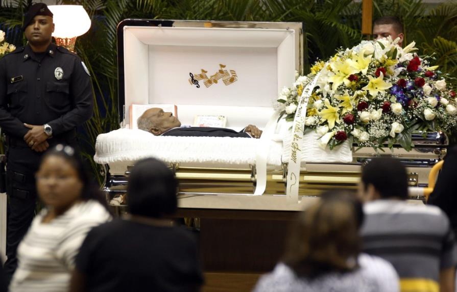 El cuerpo de Cheo Feliciano llega a su localidad natal, donde será enterrado