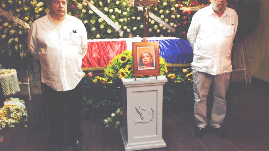 Restos de Sonia, cubiertos con la bandera dominicana y rodeados de amigos y flores