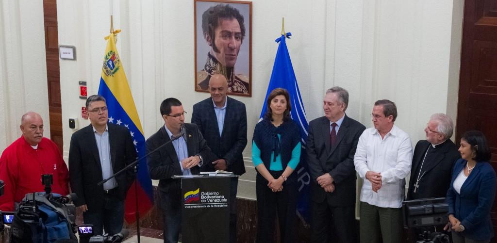 Vicepresidente venezolano afirma que diálogo no busca un pacto, sino respeto