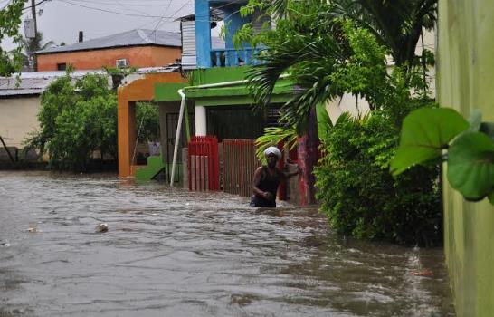 Fuertes lluvias provocan inundaciones en sectores de Santiago