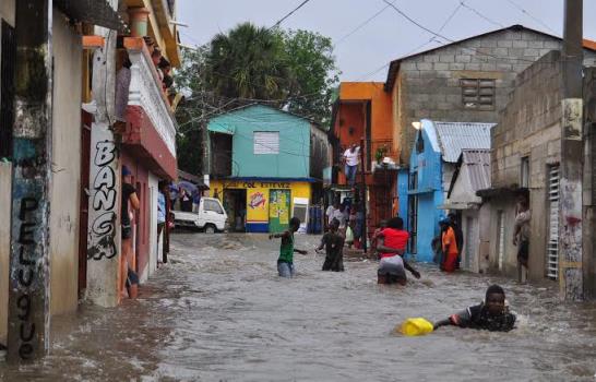 Fuertes lluvias provocan inundaciones en sectores de Santiago