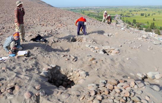 Arqueólogos descubren cementerio preinca Tiahuanaco en la costa sur de Perú Arqueólogos descubren cementerio preinca Tiahuanaco en la costa sur de Perú
